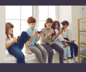 Educare i figli nell’era digitale: tra schermi, social network e confini da ristabilire